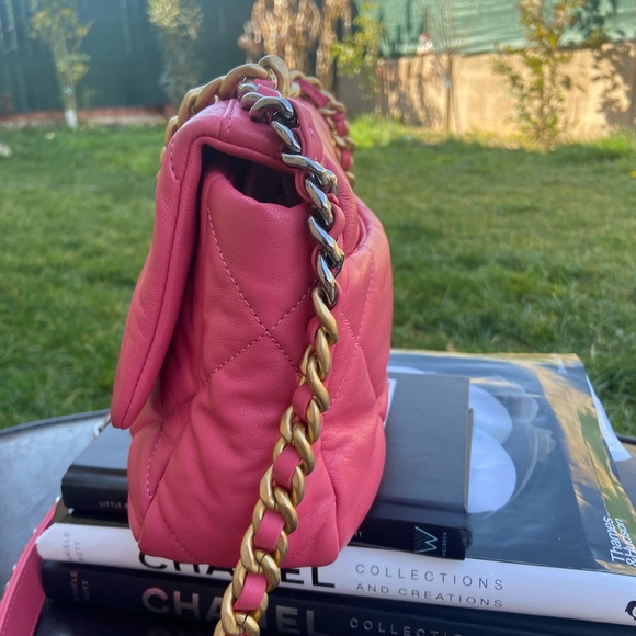 Chanel 19 - Picture 2 of 16